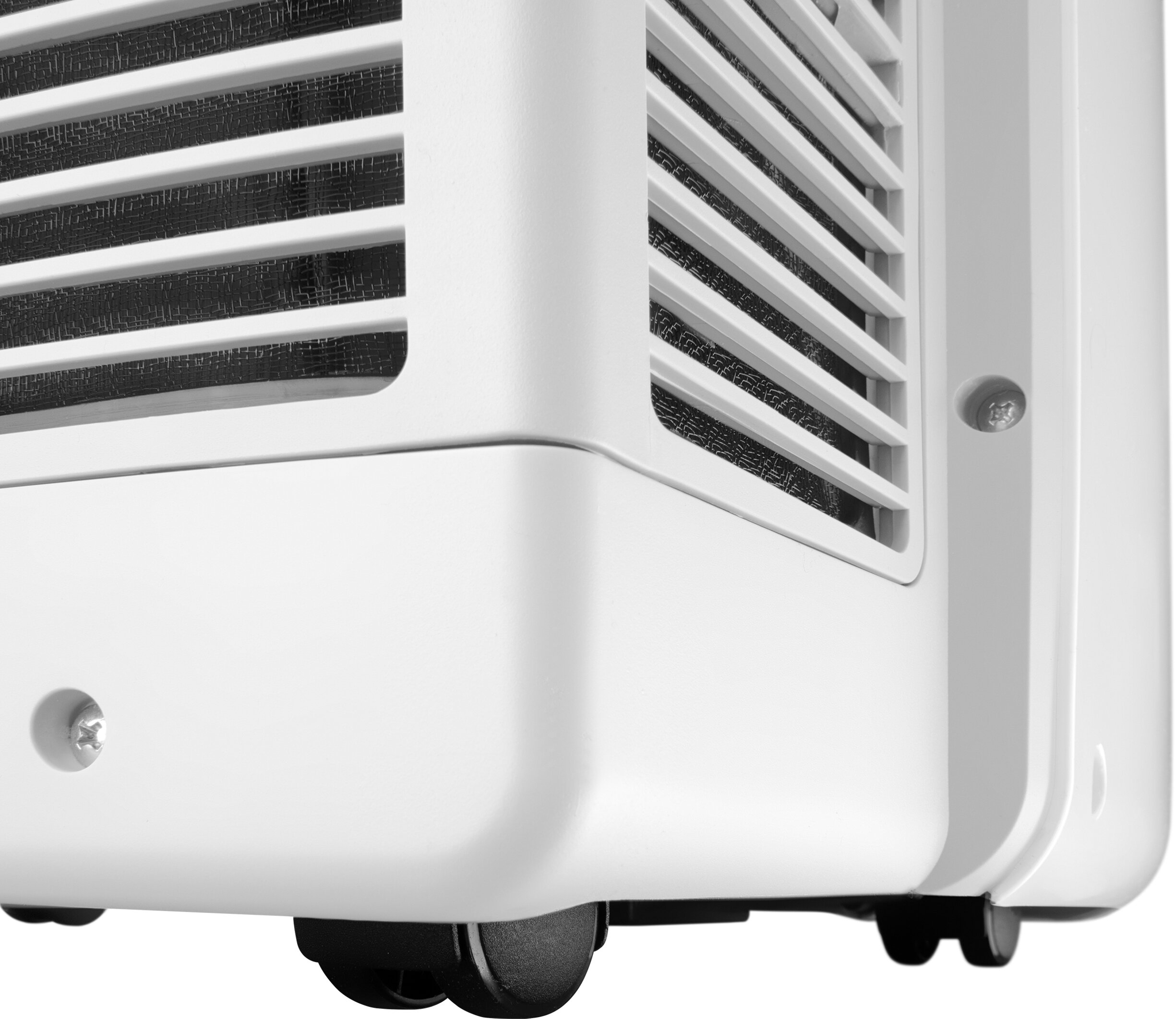 Zbliżenie białego klimatyzatora. Widoczne przednie otwory wentylacyjne, panele boczne i małe czarne kółka.
