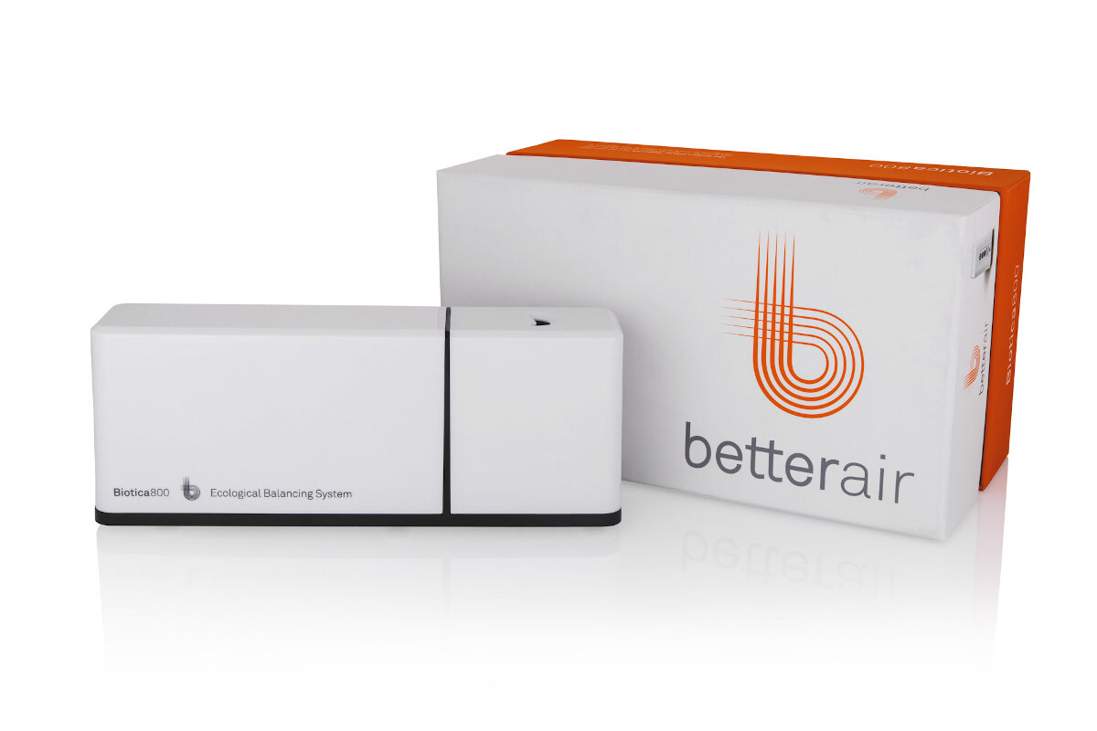 Białe prostokątne urządzenie z pudełkiem, z napisem 'betterair'.