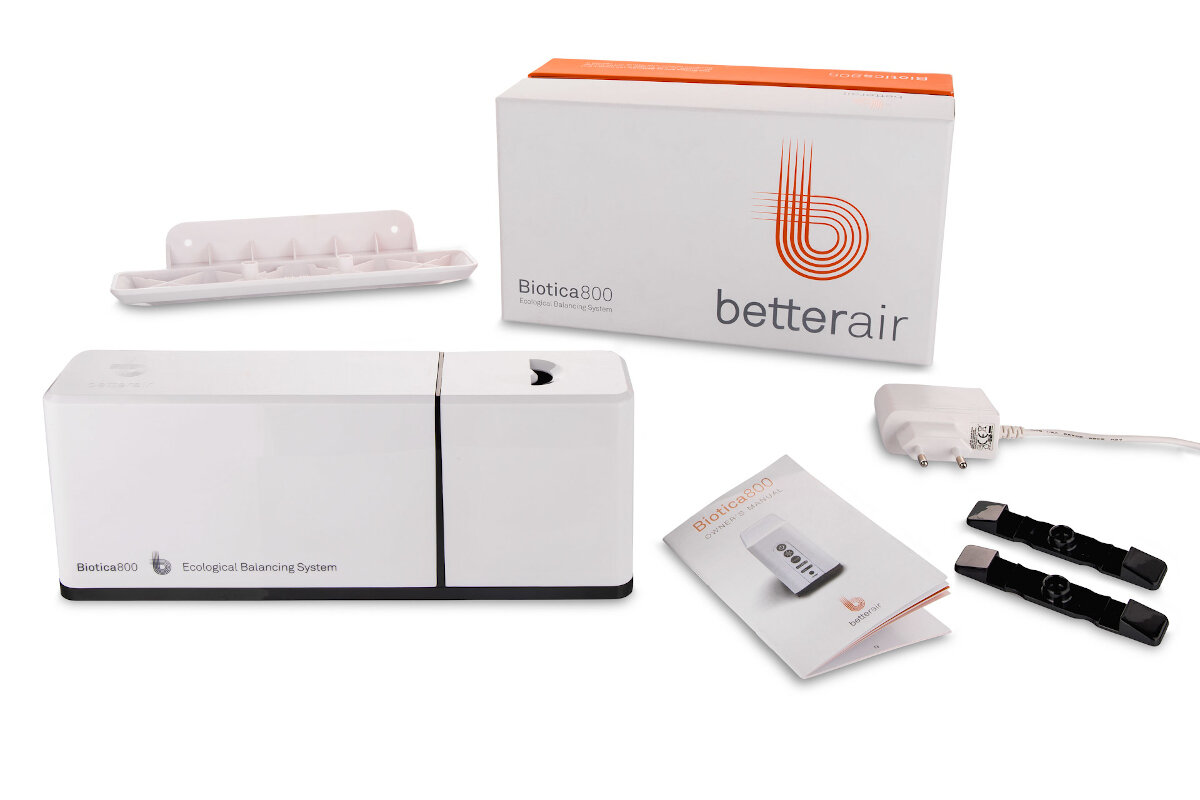 Pudełko z białym oczyszczaczem powietrza i akcesoriami, w tym systemem Betterair.