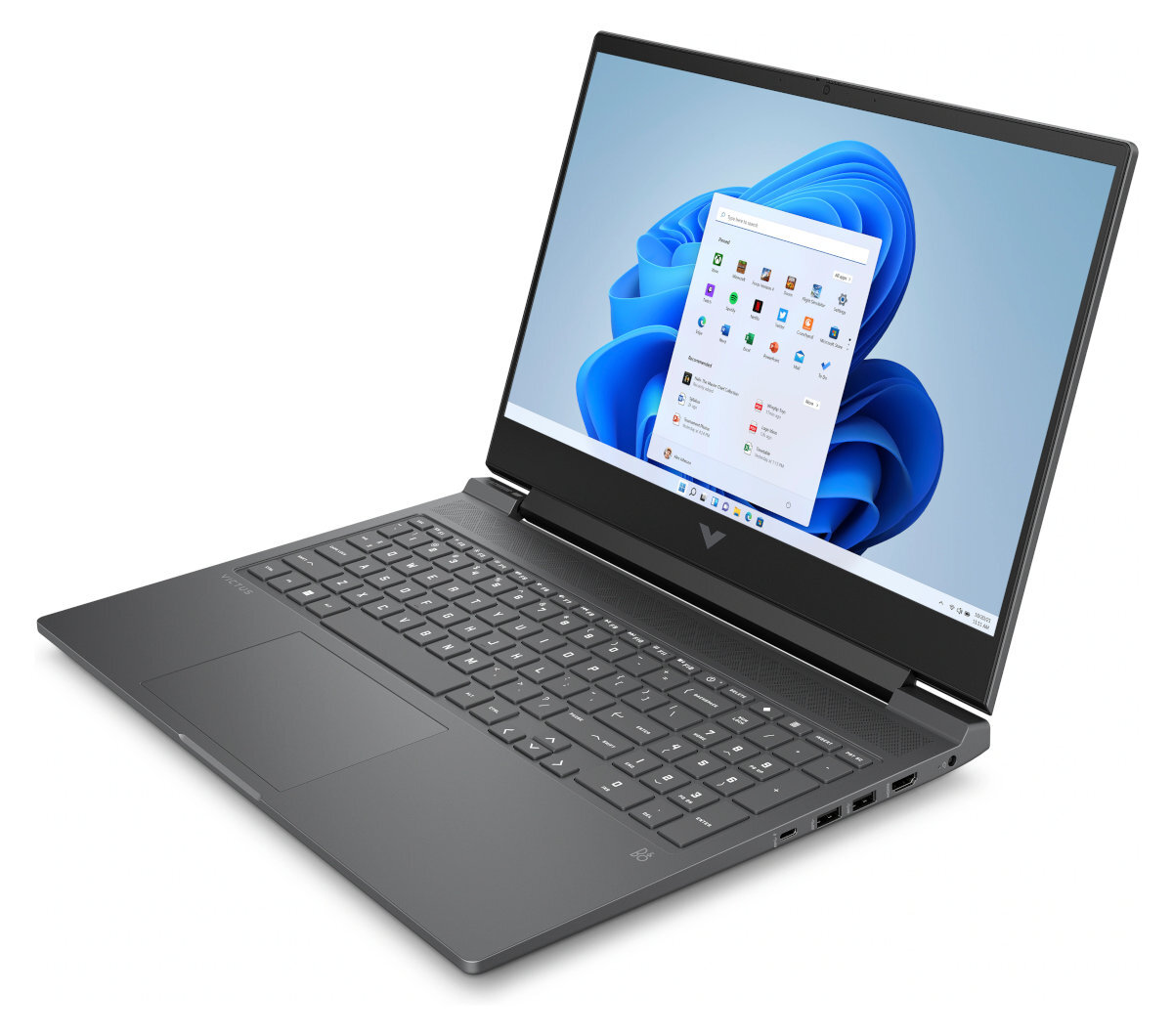 Szary laptop otwarty na białej powierzchni, wyświetlający ekran Windows 11 z niebieskim tłem.