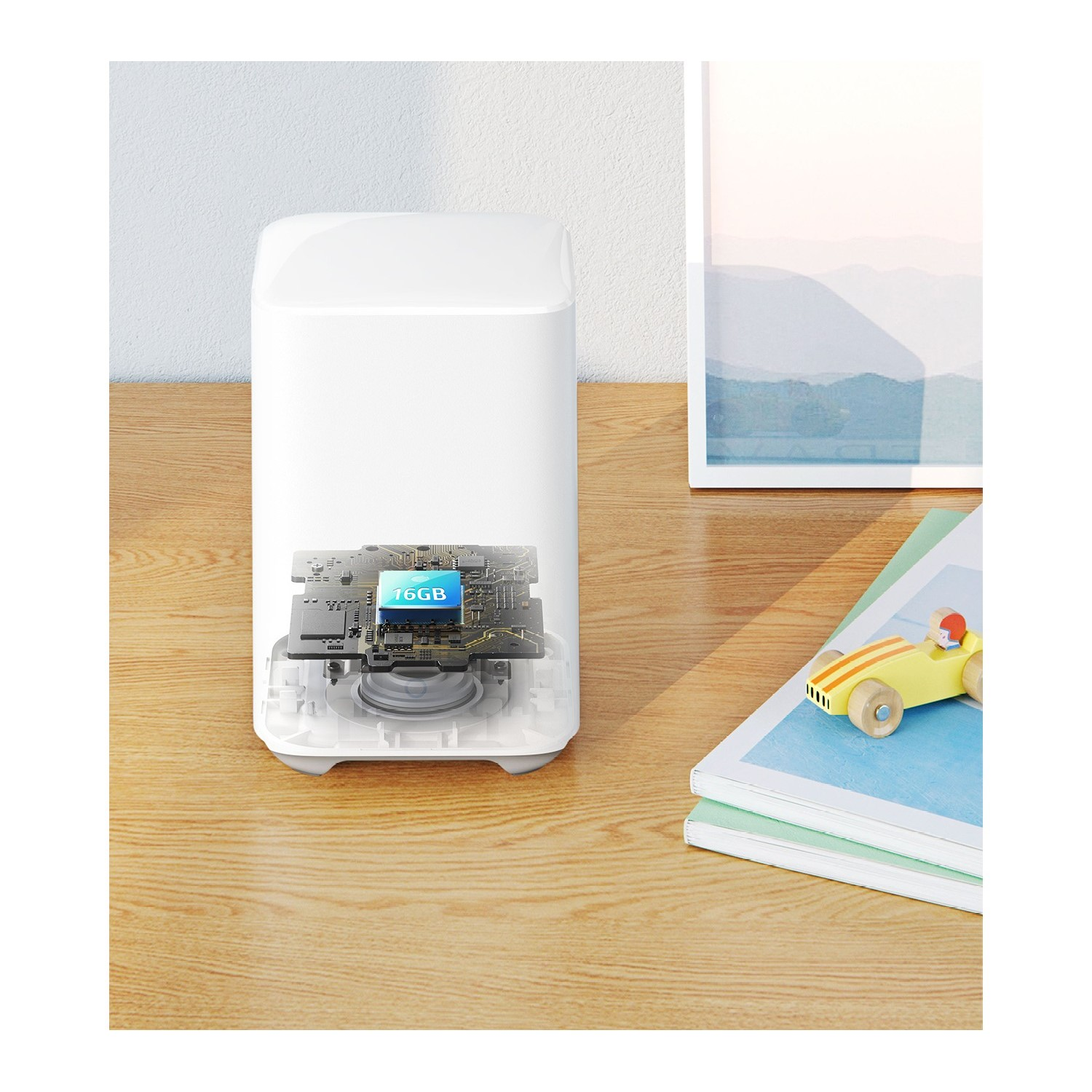Appareil blanc avec section transparente montrant circuits, voiture jouet et livres.