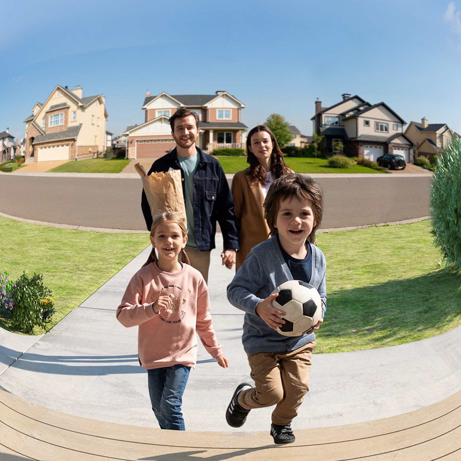 Familie wandelt op een pad, twee kinderen rennen naar de kijker, zonnige dag.