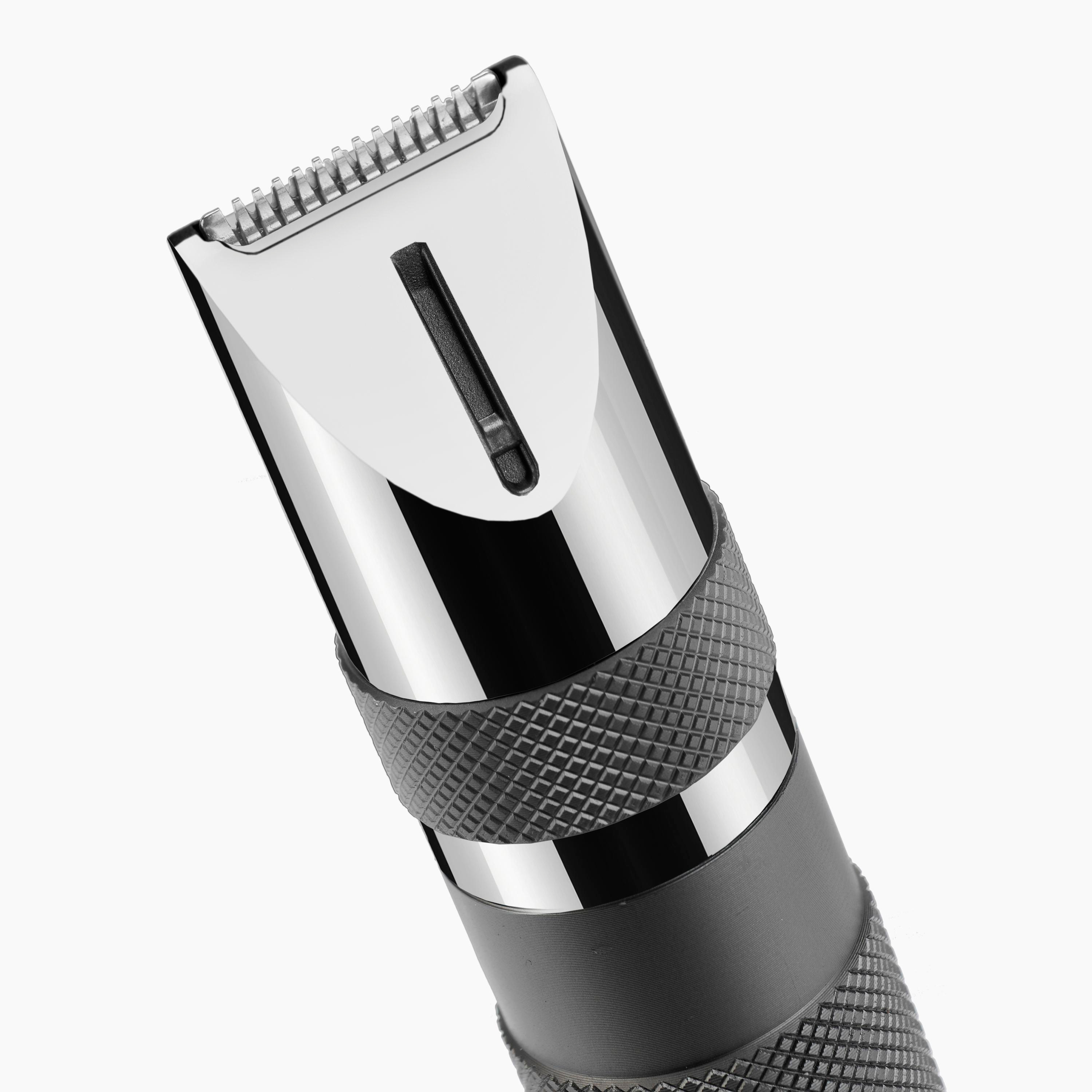 Nahaufnahme einer silber-schwarzen Haarschneidemaschinenklinge mit strukturiertem Griff.