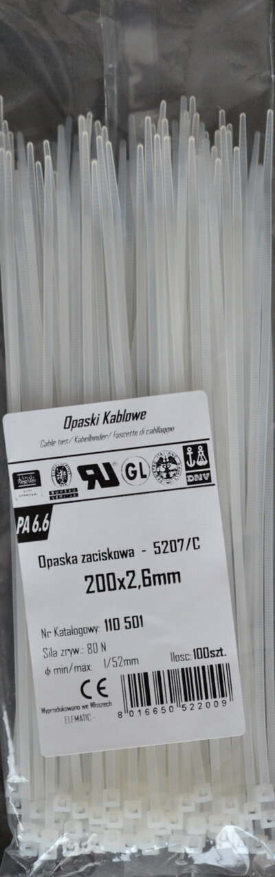 Zbliżenie na opakowanie białych opasek kablowych, z etykietą pokazującą szczegóły i kod kreskowy.