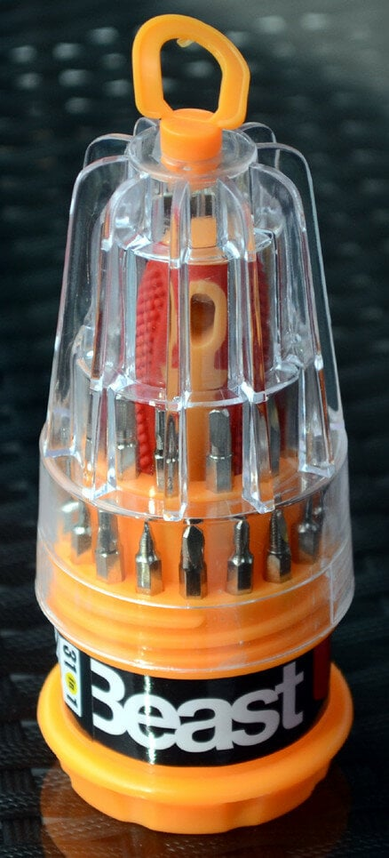 Zestaw wkrętaków wielobitowych w pomarańczowej i przezroczystej plastikowej obudowie.