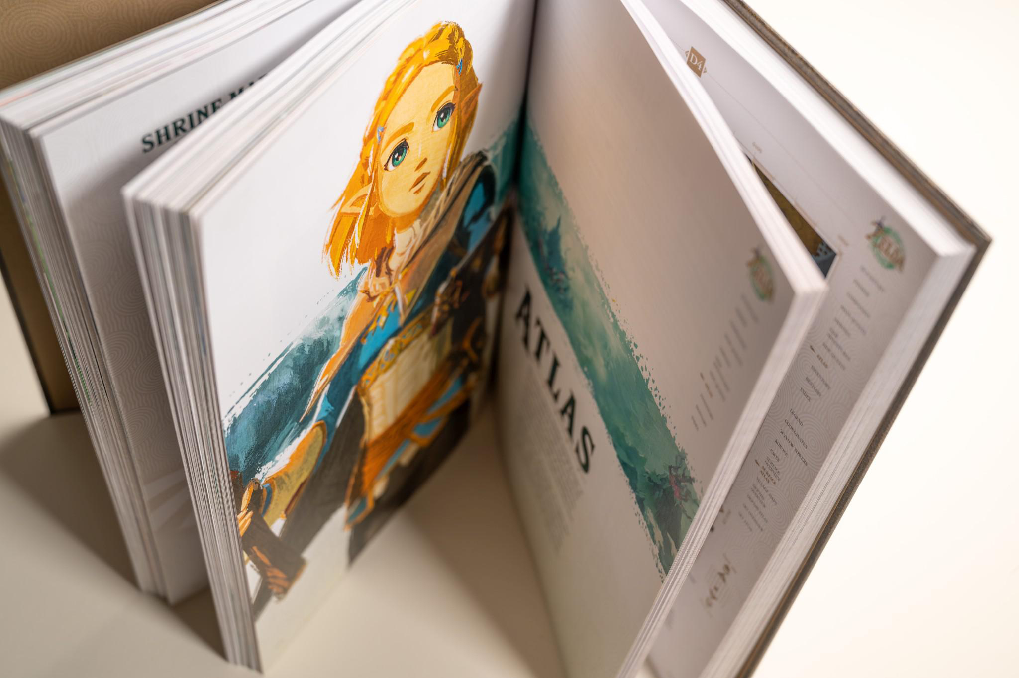 Offenes Buch mit Zelda-Illustration und dem Titel 'ATLAS'.