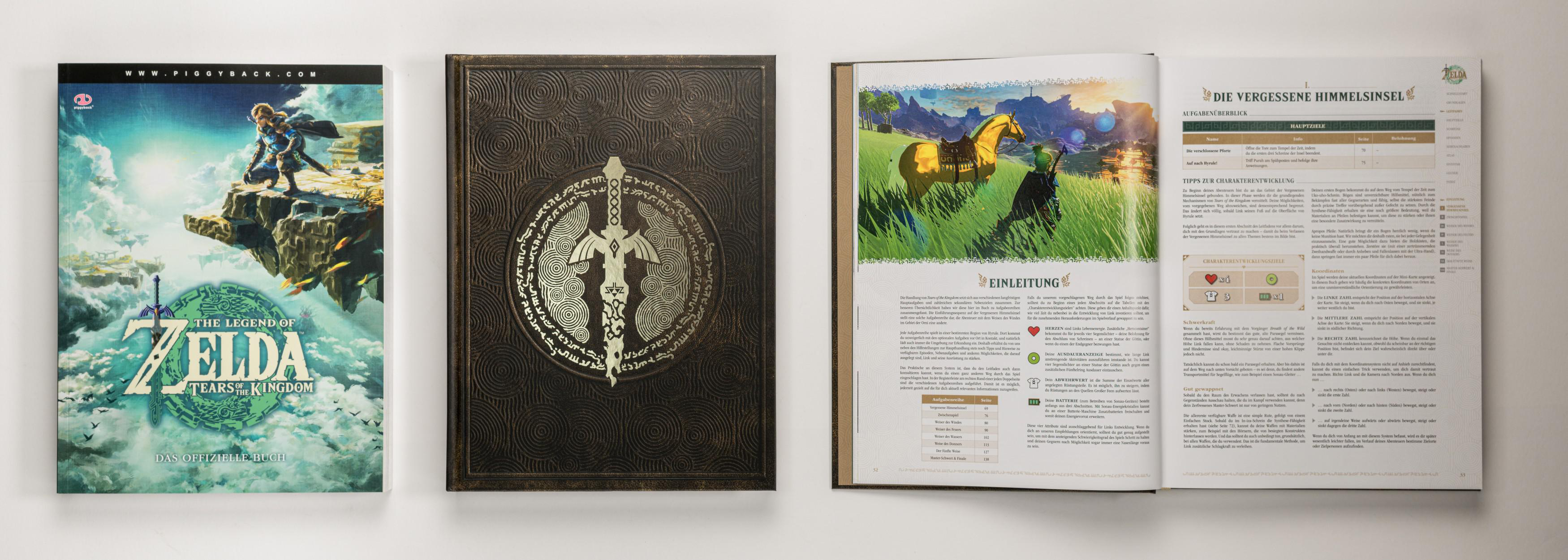 Vier Zelda-Bücher auf weißer Oberfläche ausgebreitet, mit sichtbaren Umschlägen und offenen Seiten.