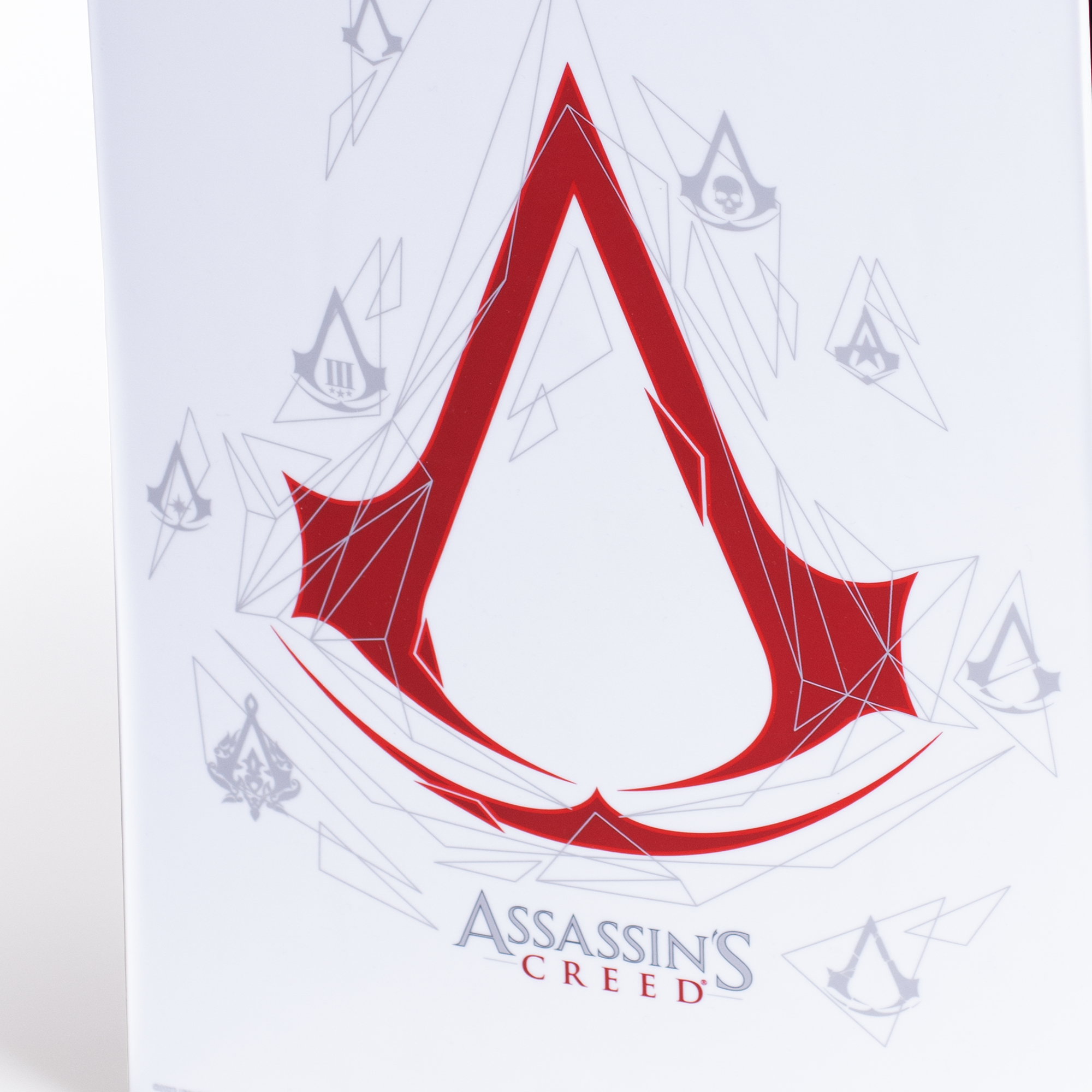Assassin's Creed Logo auf weißem Hintergrund mit anderen Symbolen.