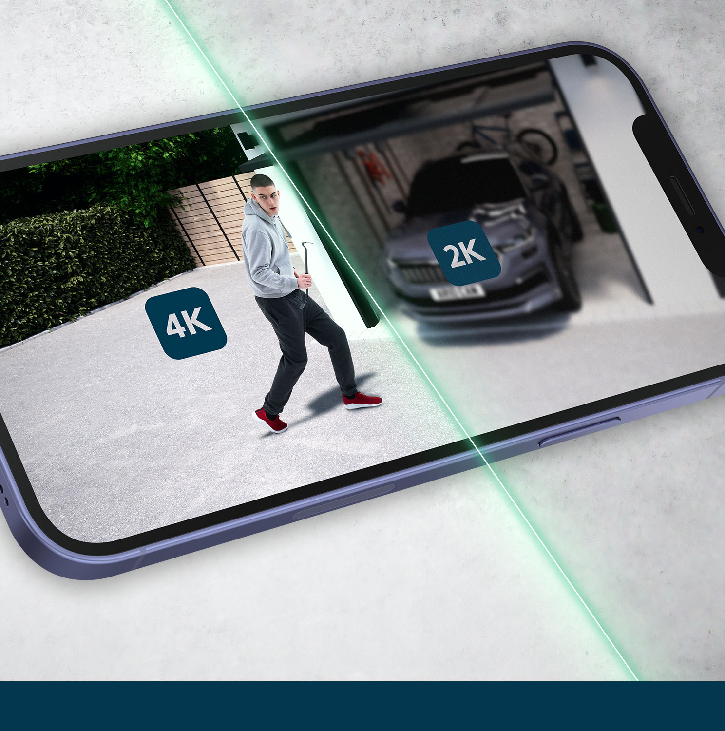 Egy telefon egy biztonsági kamera képét mutatja egy feszítővassal rendelkező személlyel. A kép 4K és 2K felbontást mutat.