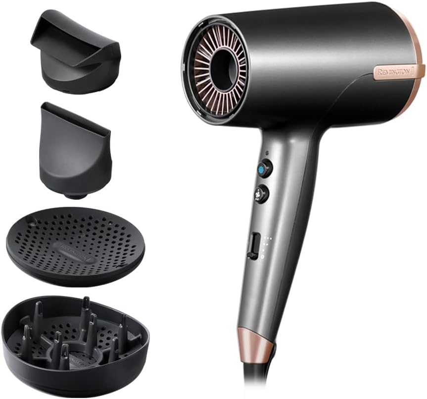 Un secador de pelo Remington negro y oro rosa con accesorios, aislado sobre blanco.