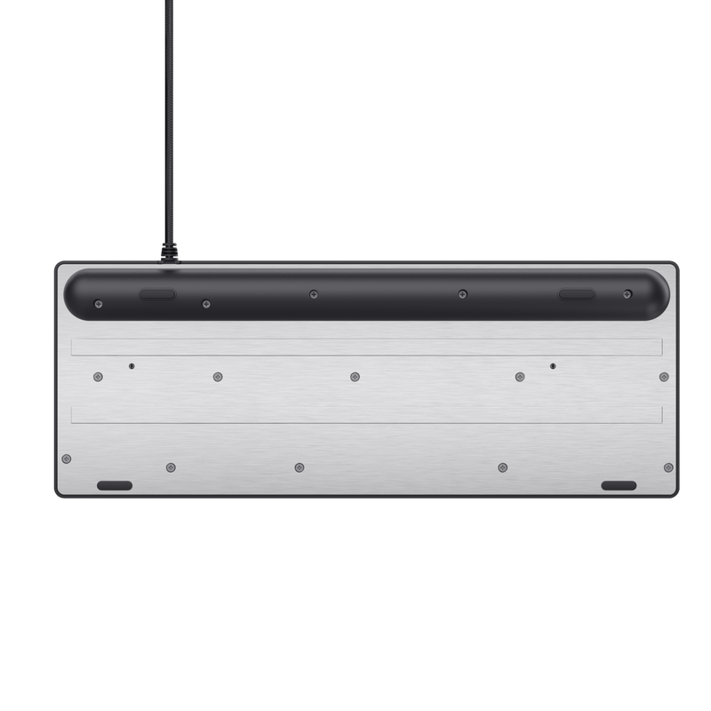 La parte inferior de un teclado plateado con varios tornillos visibles y un cable negro sobre fondo negro.