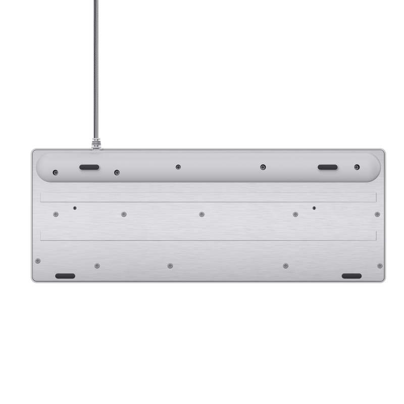 Parte inferior de un teclado plateado con tornillos visibles y un cable conectado.