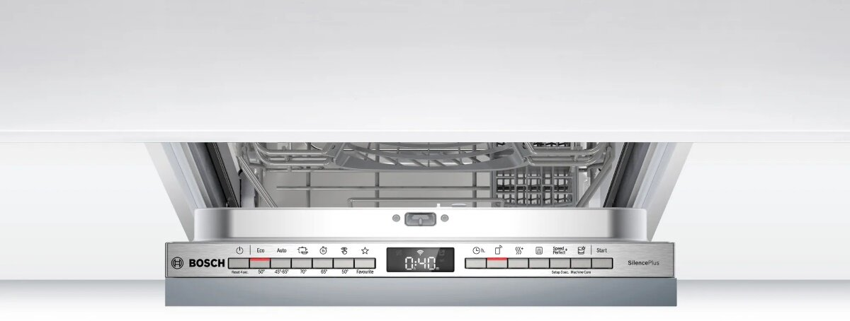 Zmywarka z otwartymi drzwiami, pokazująca wnętrze.