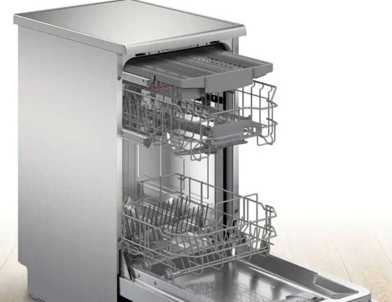 Srebrna zmywarka z otwartymi drzwiami, pokazująca dwa stojaki na naczynia.