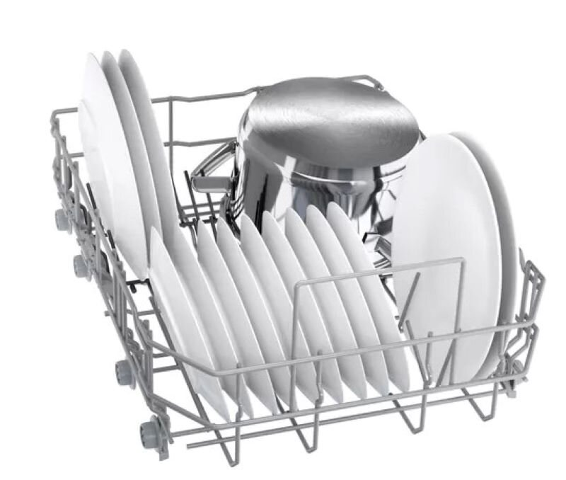 Regał zmywarki załadowany białymi talerzami i srebrnym garnkiem, na białym tle.