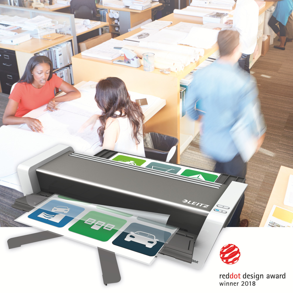 Emberek iratokat laminálnak egy irodában, Leitz laminálógéppel és Reddot dizájn díjjal.