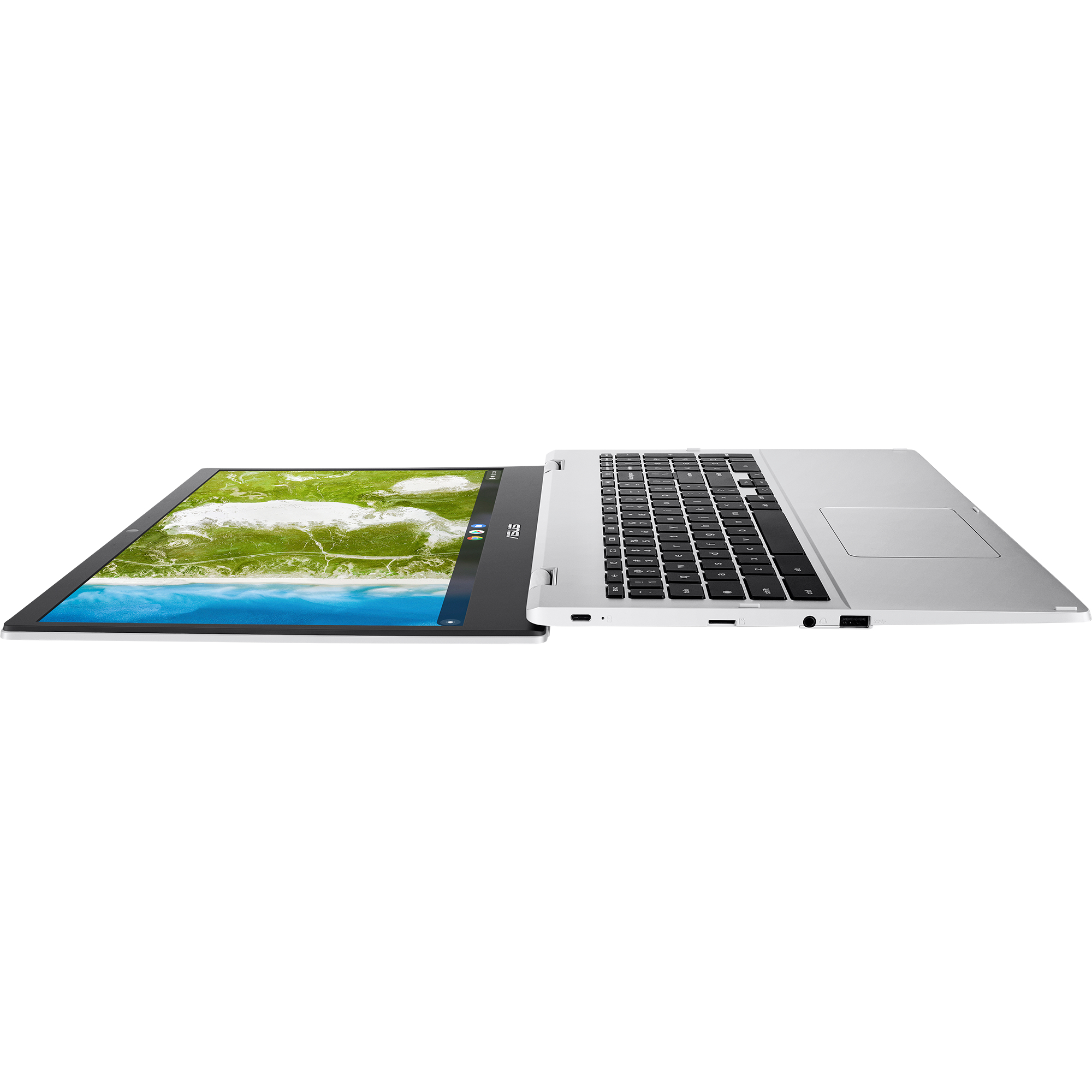 Silberner Laptop offen, Bildschirm zeigt Küstenlandschaft. Weißer Hintergrund.