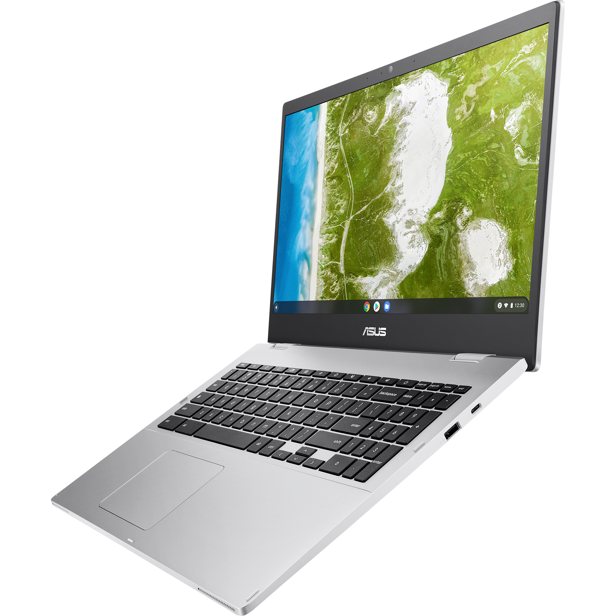 Ein silberner Laptop, geöffnet auf weißer Oberfläche, zeigt eine grün-blaue Landschaft auf dem Bildschirm.