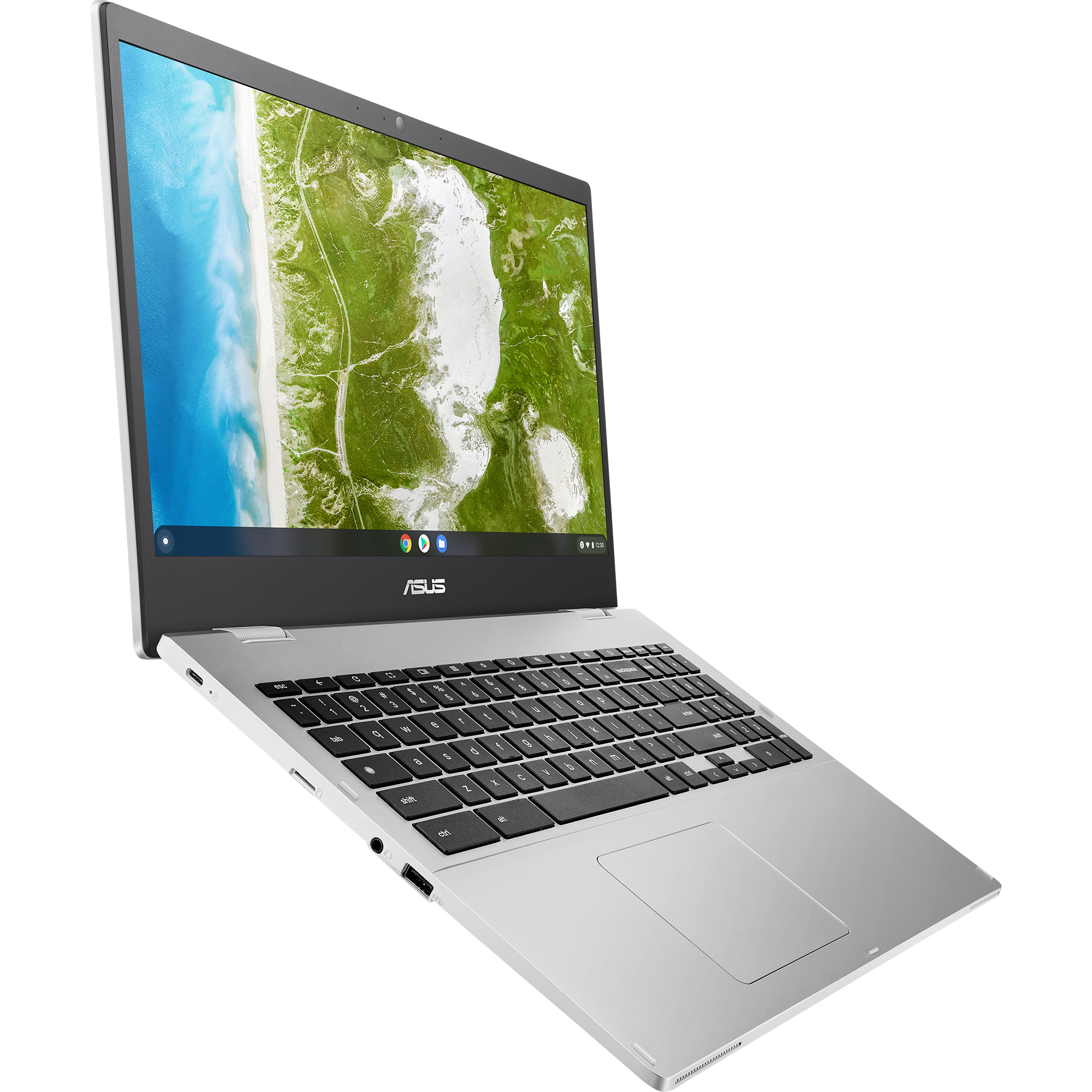 Silberner Laptop auf weißer Oberfläche. Der Bildschirm zeigt eine Küstenlandschaft.