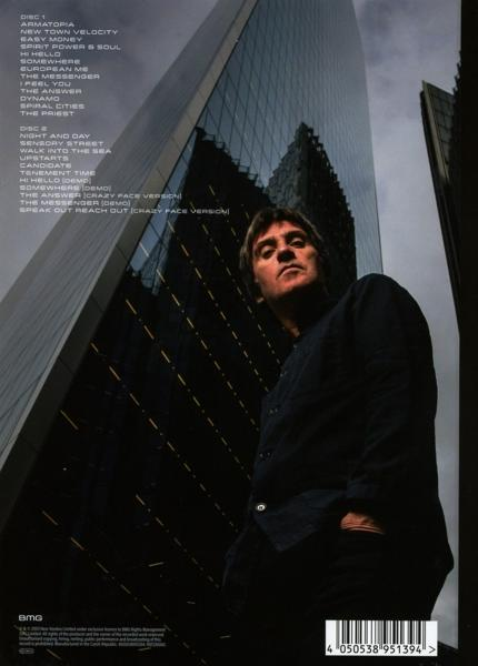 Mann vor hohem Gebäude, Albumcover, Text und Barcode sichtbar.