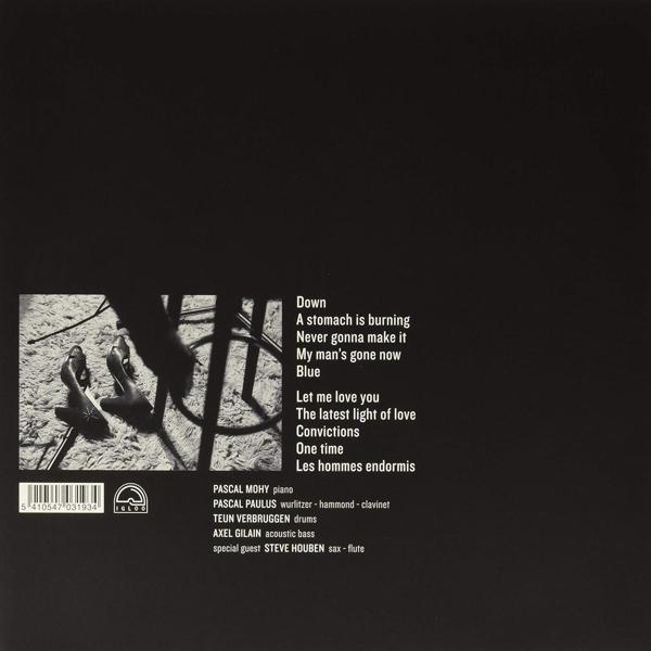 Schwarzes Albumcover. Text mit Songtiteln und Musikern. Schwarz-Weiß-Foto.