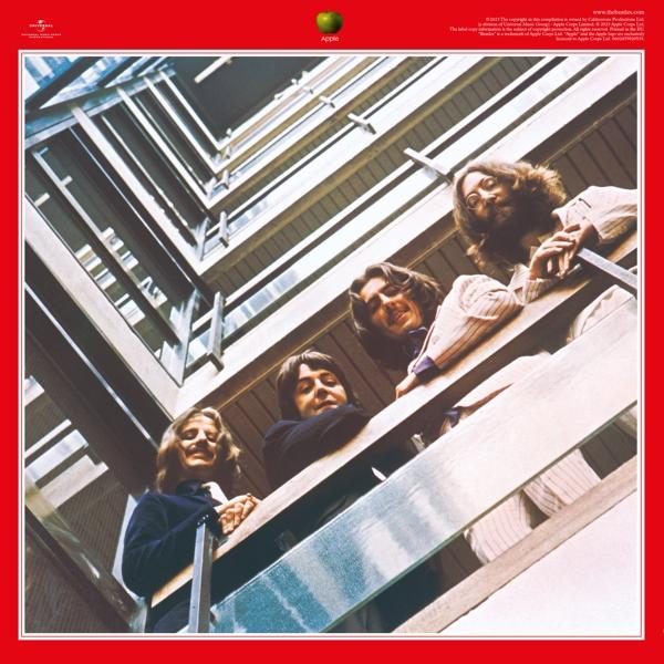 Albumcover von The Beatles auf einem Balkon, nach unten schauend. Roter Hintergrund.