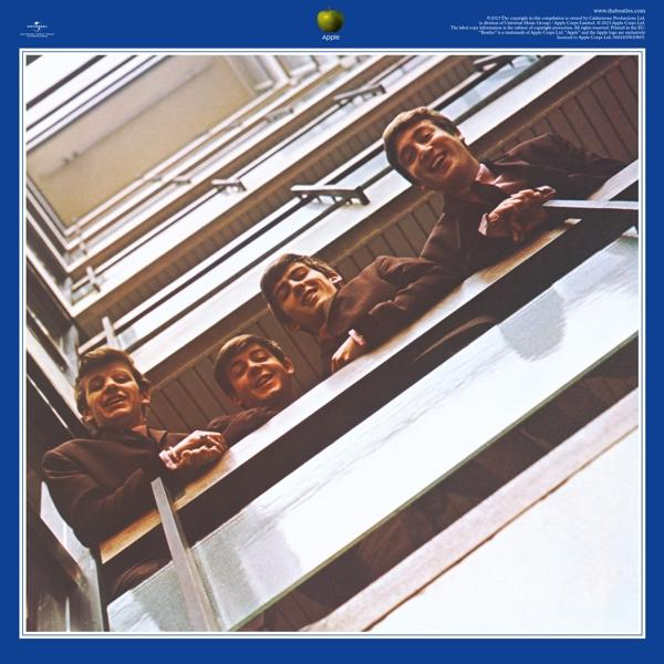 Das Beatles-Albumcover mit den Bandmitgliedern in einem Gebäude.