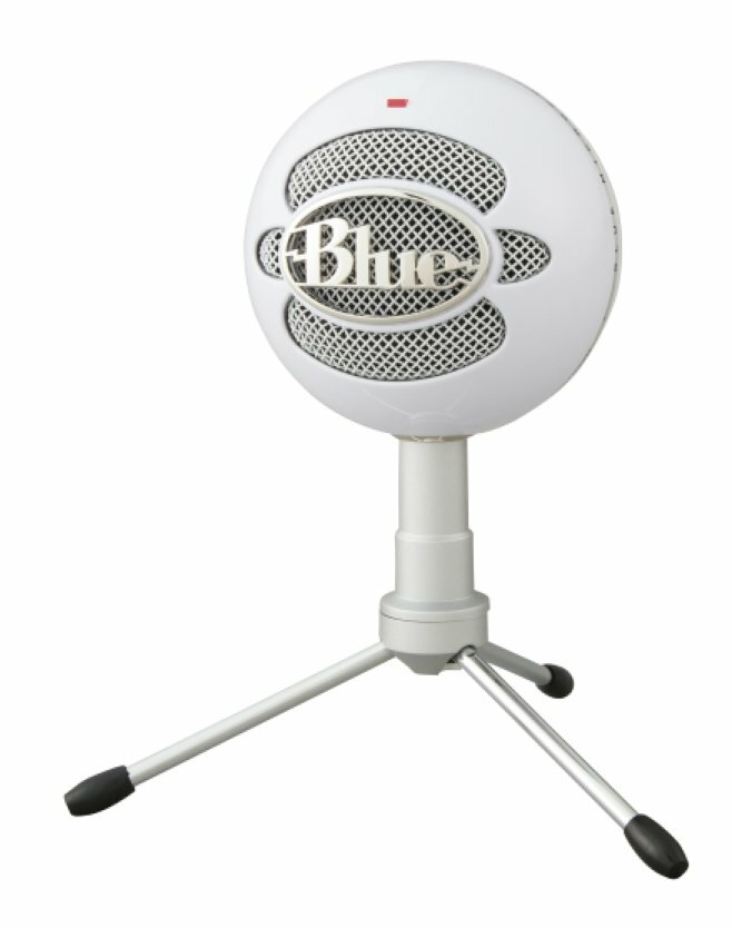 Biały mikrofon USB Blue Yeti na małym, srebrnym statywie.