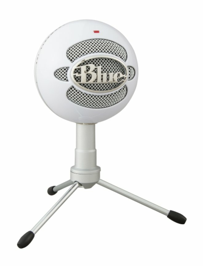 Biały mikrofon Blue na srebrnym statywie z trzema nogami.