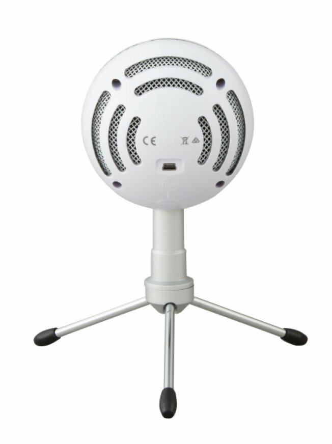 Biały mikrofon na statywie, widok z tyłu, z kratką i otworami wentylacyjnymi.