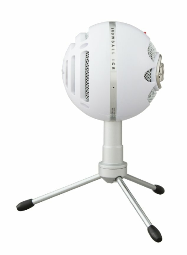 Biały i srebrny mikrofon na srebrnym statywie.