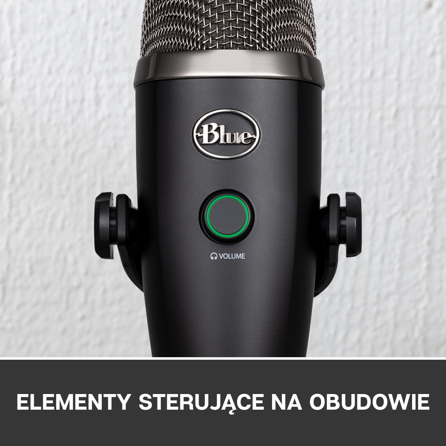 Zbliżenie czarnego mikrofonu Blue Yeti z elementami sterowania i pokrętłem głośności.