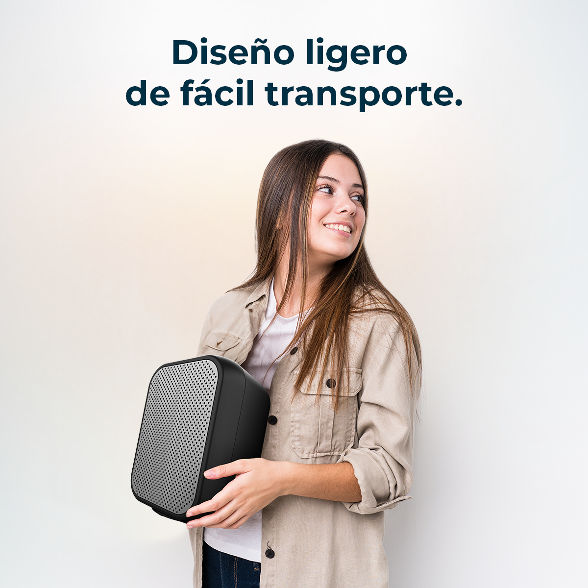Una joven sostiene un pequeño dispositivo negro. Texto: 'Diseño ligero de fácil transporte'.