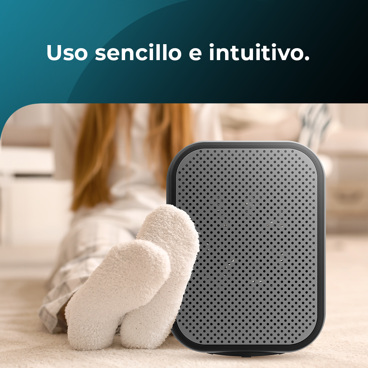 Calcetines blancos y esponjosos cerca de un dispositivo negro y gris, con el texto: fácil e intuitivo.