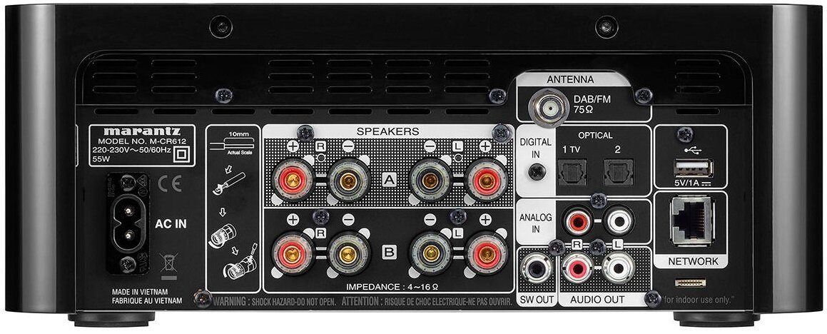 Tył czarnego odbiornika Marantz z różnymi portami i etykietami.