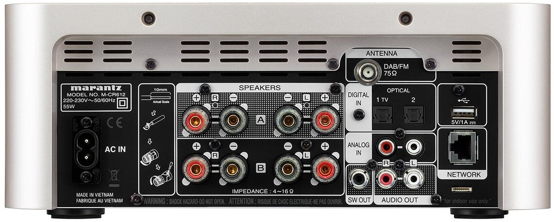 Tylny panel srebrnego odbiornika Marantz. Posiada różne porty wejścia/wyjścia i złącza.
