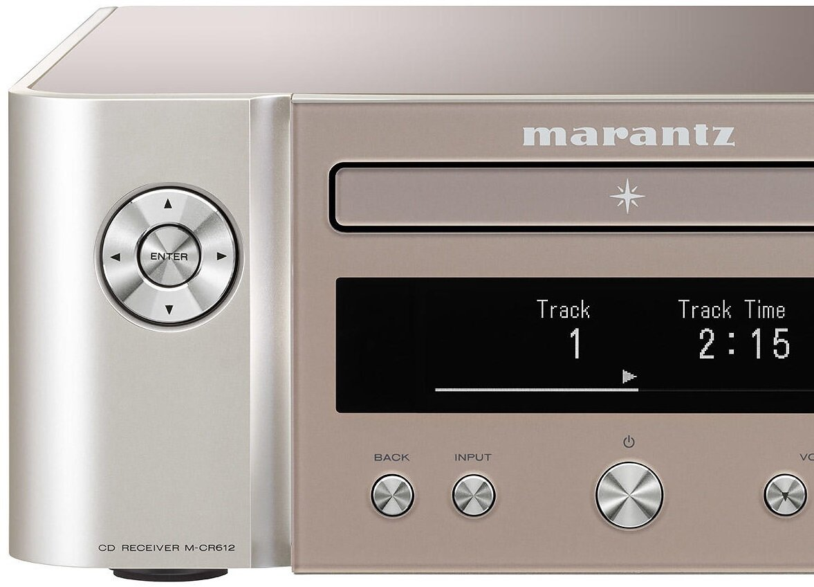 Zbliżenie odbiornika CD. Widoczne są przyciski, wyświetlacz i nazwa marki 'marantz'.