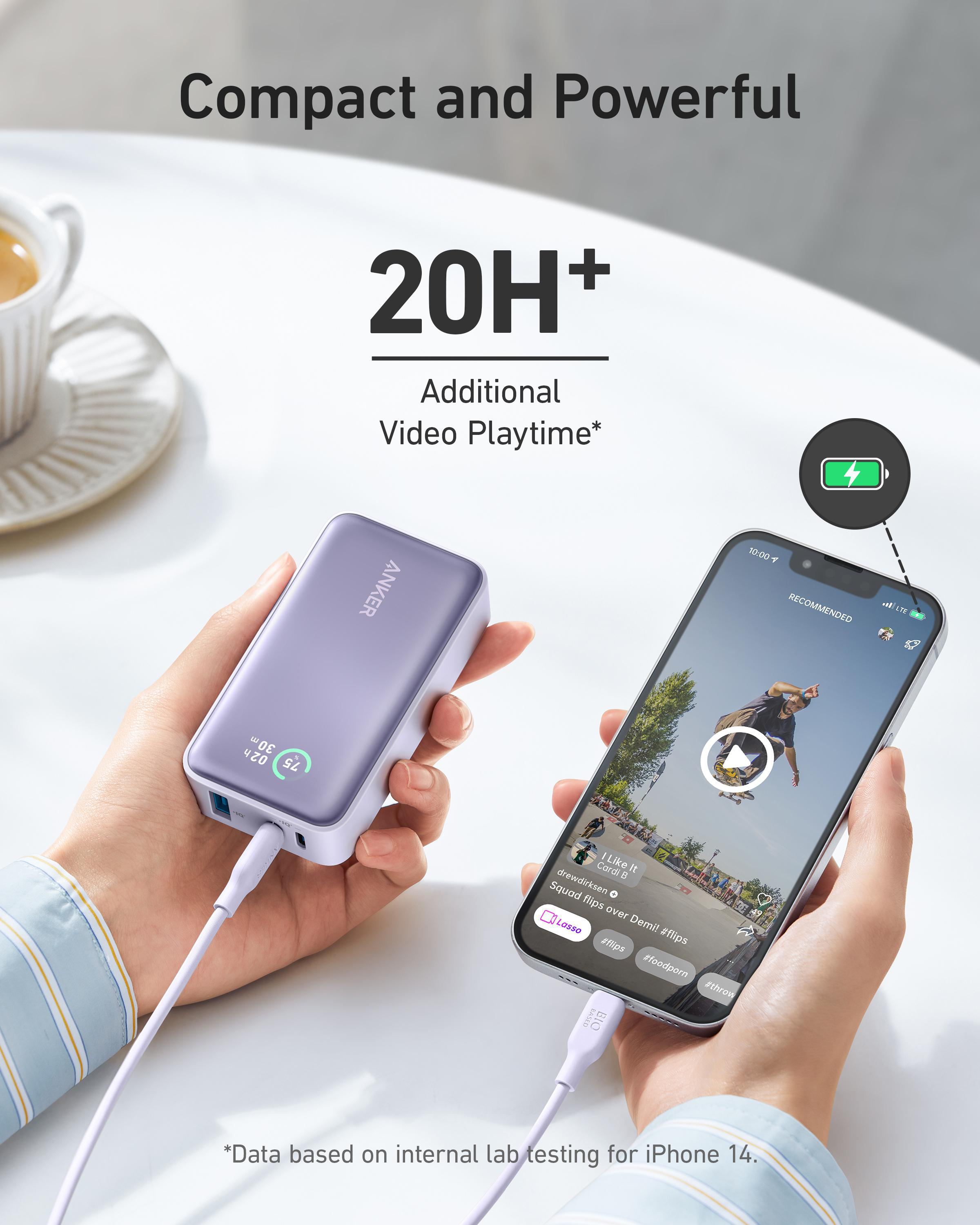 Hände halten eine lila Powerbank und ein Telefon. Das Telefon zeigt ein Video. Text sagt: 20H+ Video.