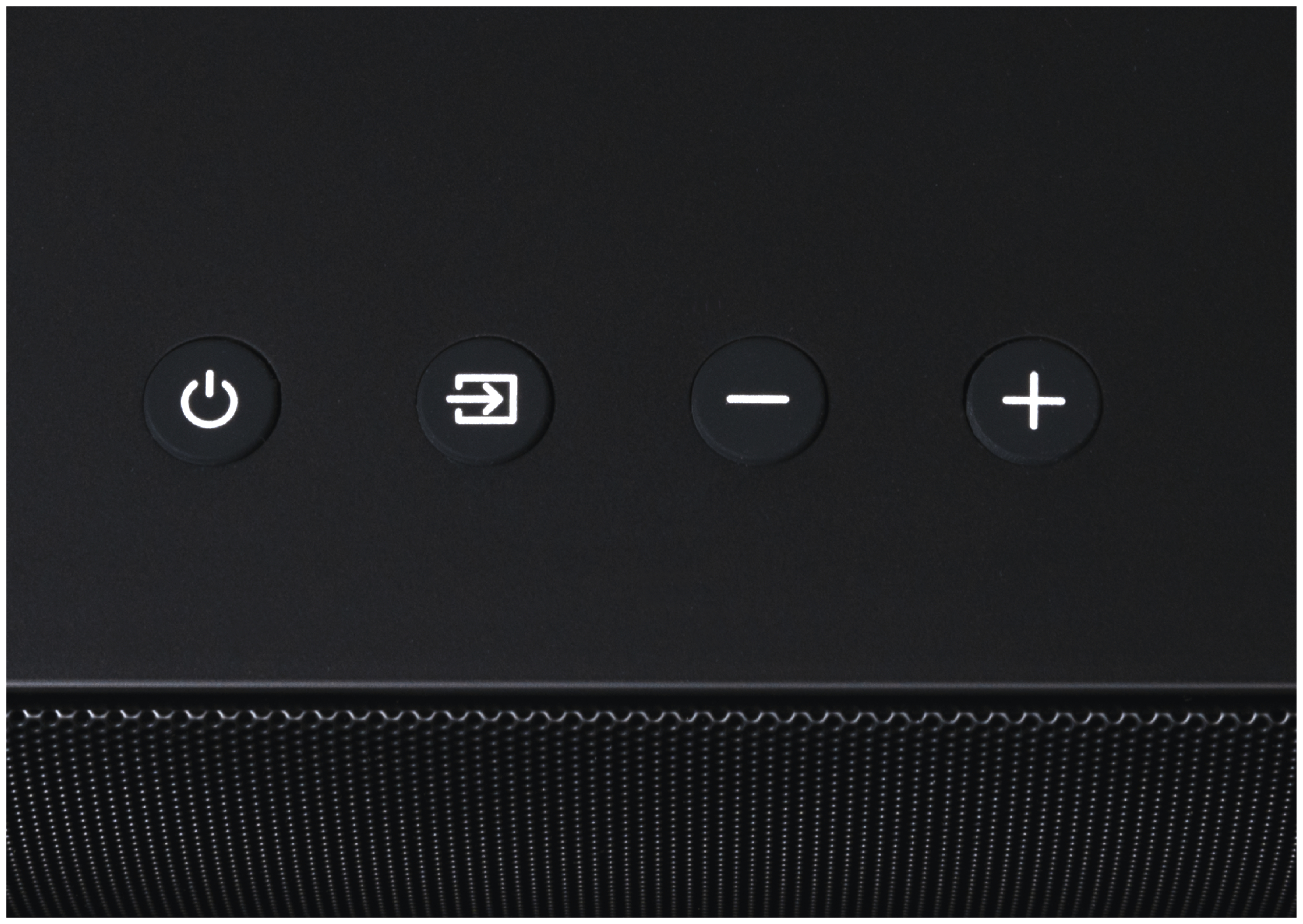 Vier schwarze Tasten: Strom, Pfeil, Minus und Plus, auf einer schwarzen Soundbar.
