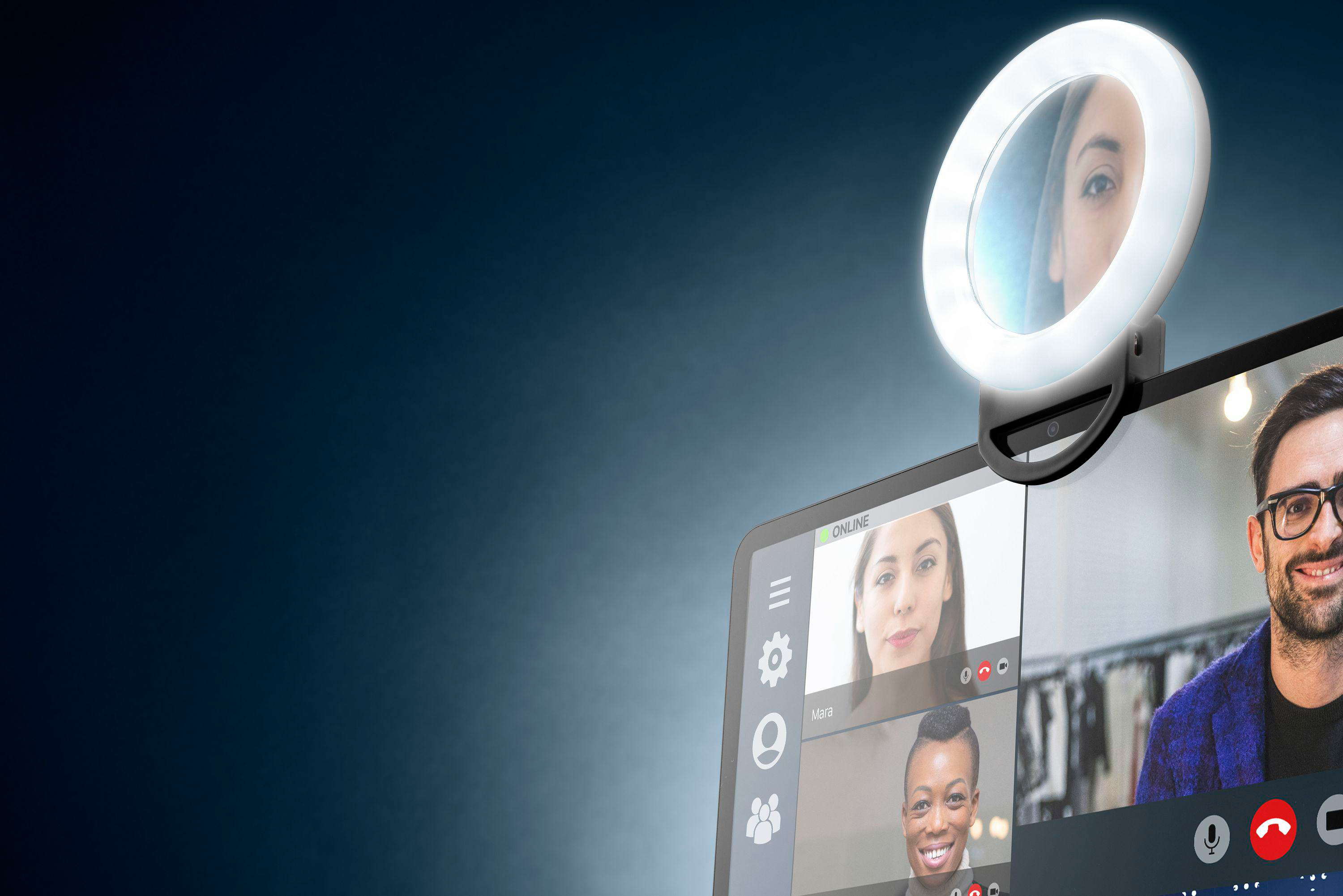 Ein Videoanruf mit drei Teilnehmern und einem Ringlicht.