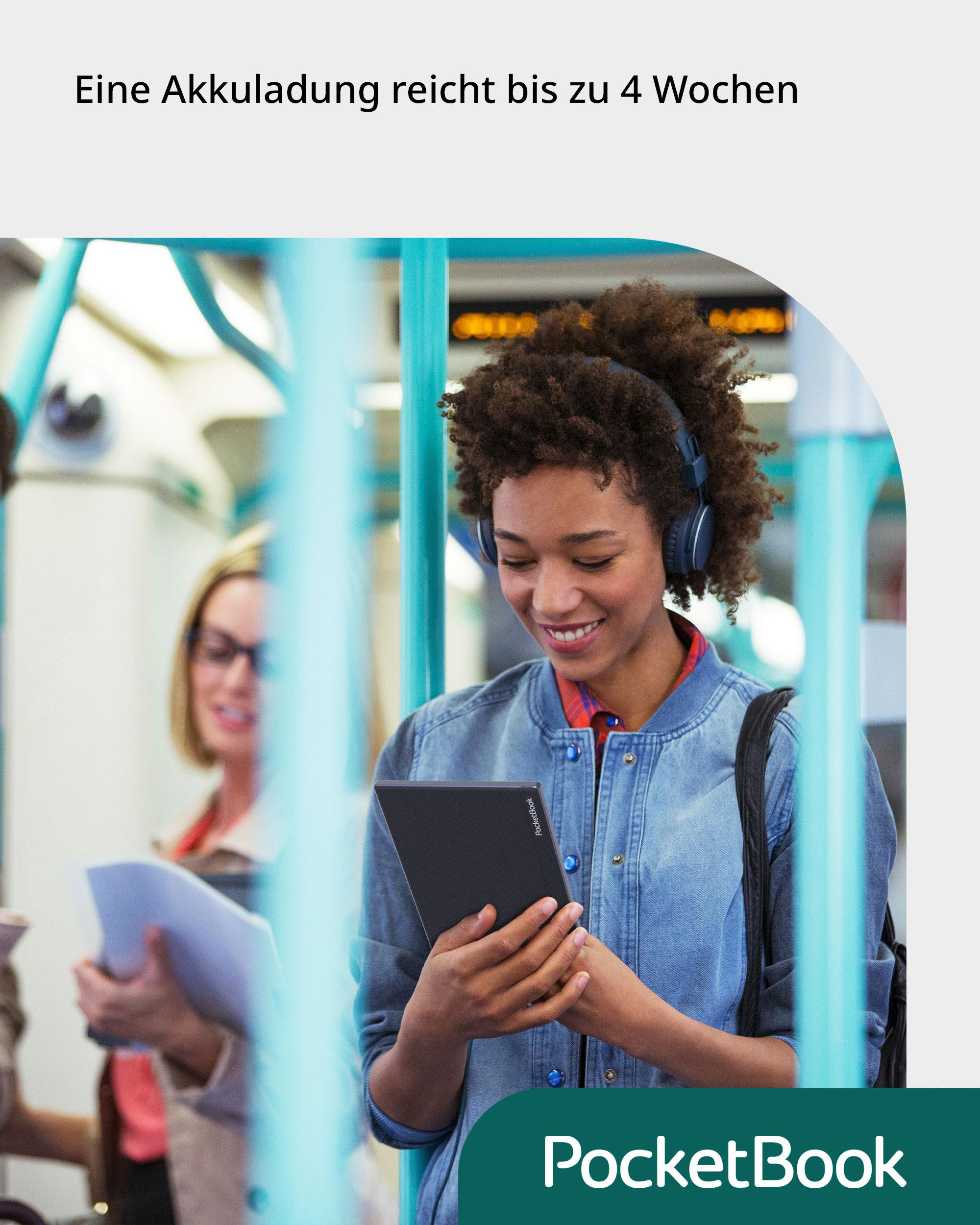 Frau im Bus hält ein schwarzes E-Reader, trägt Kopfhörer. Eine andere Frau ist hinter ihr.