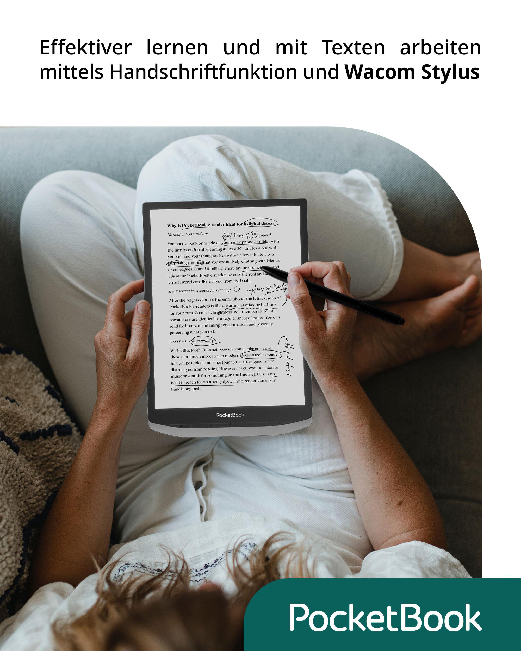 Eine Person benutzt ein Tablet mit einem Stift auf einem Sofa, Draufsicht.