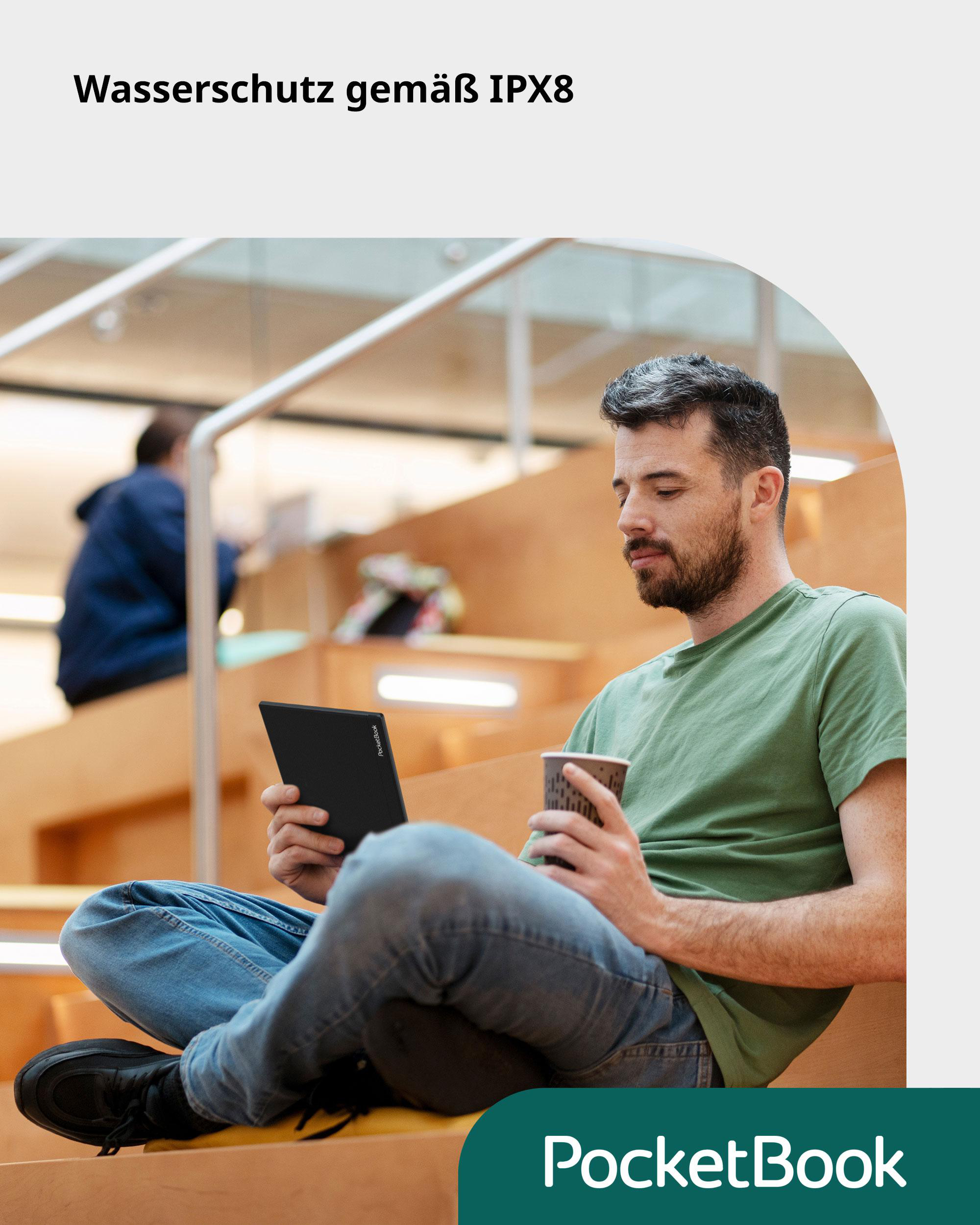 Ein Mann sitzt auf einer Treppe und liest ein Tablet. Das Tablet ist schwarz, mit grünem Logo.