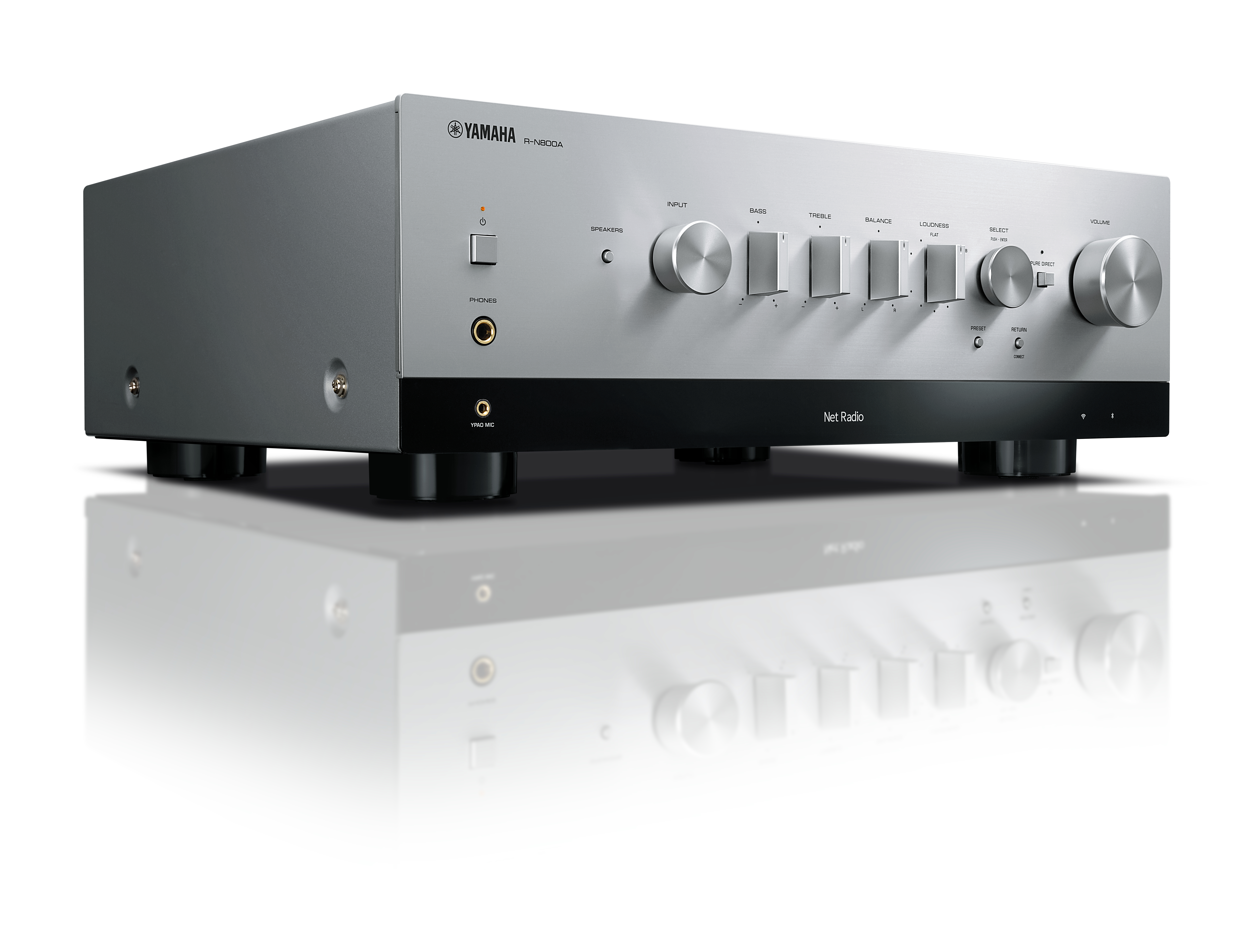 Silberner Yamaha-Receiver mit Knöpfen. Schwarze Basis. Weißer Hintergrund und Reflexion.