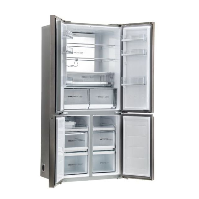 Srebrna lodówka z otwartymi drzwiami, pokazująca półki, szuflady i przegródki.