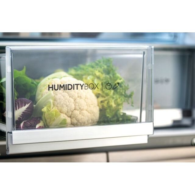 Przezroczysta szuflada z warzywami. Czytamy HumidityBox. Szuflada jest wewnątrz lodówki.