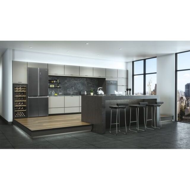 Nowoczesna kuchnia z wyspą i stołkami. Lodówka, stojak na wino i duże okna z widokiem na miasto.