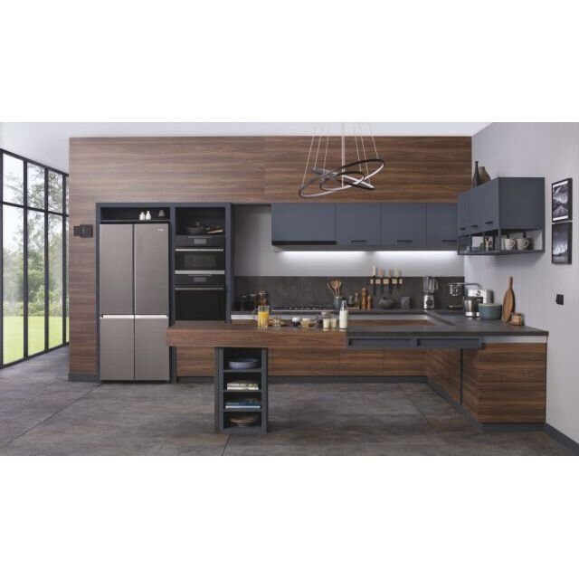 Nowoczesna kuchnia z ciemnymi szafkami. Widoczna lodówka ze stali nierdzewnej i drewniana wyspa.