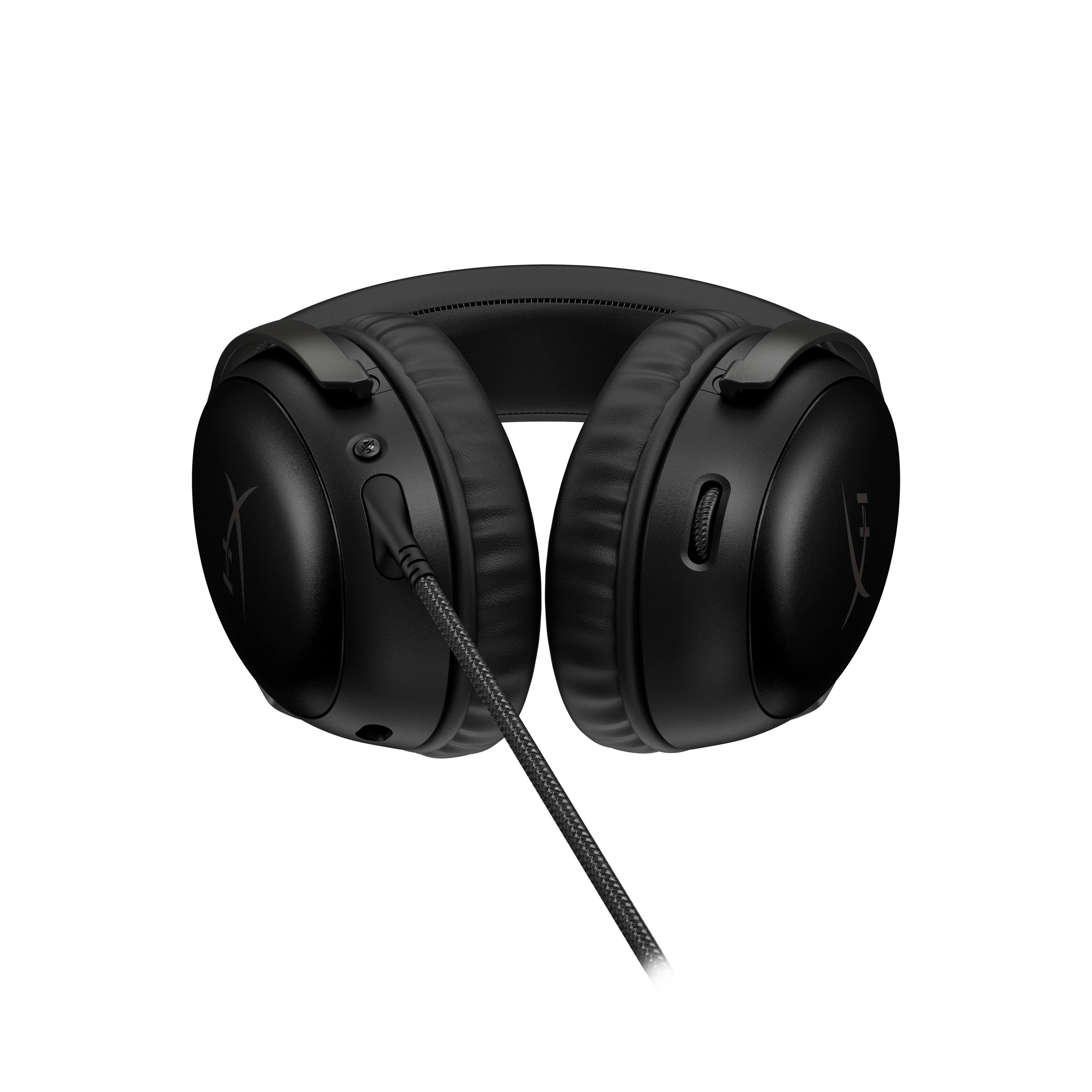 Auriculares gaming HyperX negros. Los auriculares están sobre un fondo blanco. El cable es negro.