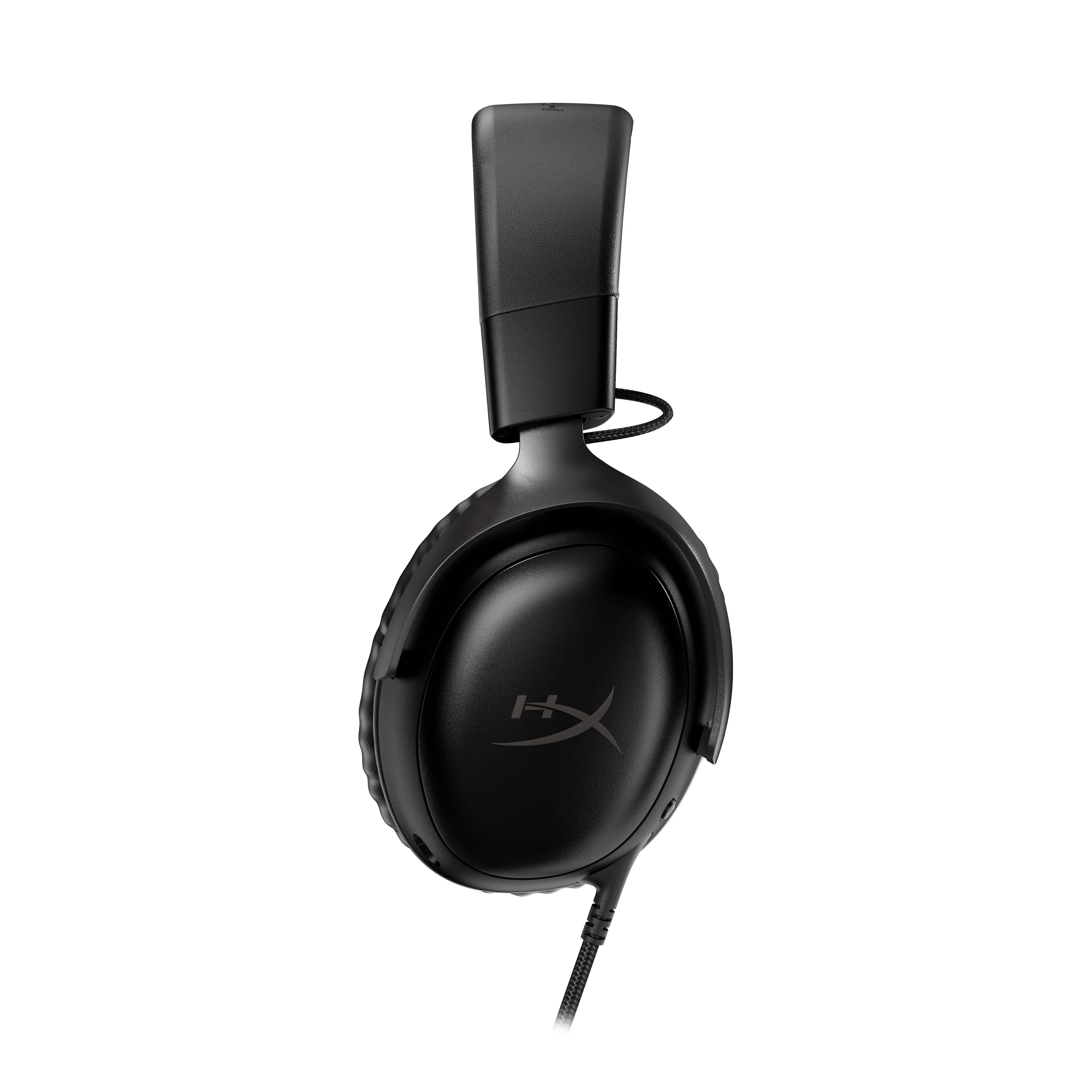 Auriculares negros sobre la oreja, en ángulo, con un cable conectado. El logotipo de HyperX es visible.